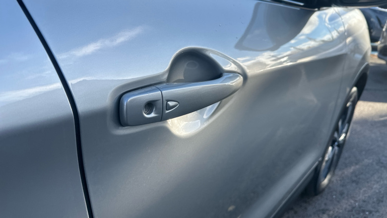 Nissan Qashqai 1.3 DiG-T N-Connecta 5dr [Glass Roof Pack] Petrol Hatchback